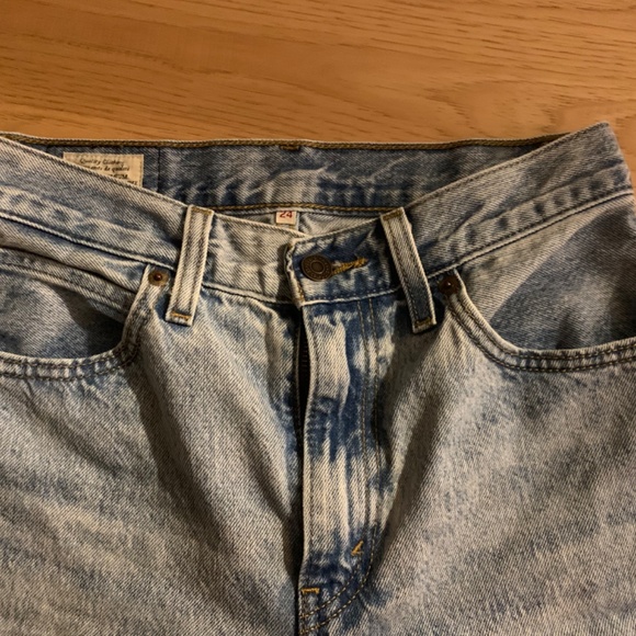 Light Wash Straight Leg Levi’s Denim Jeans - Picture 2 of 9